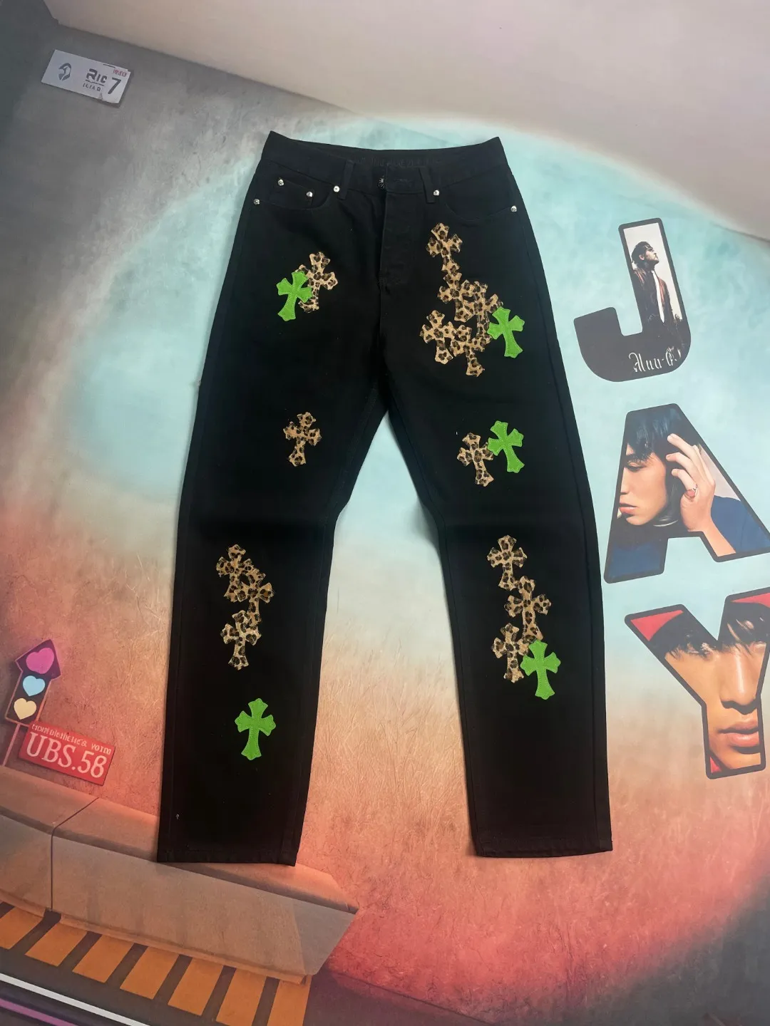 🅿️270 🔘Style No.-KL133 🔘Cro Heart𝐂𝐡𝐫𝐨𝐦𝐞 𝐇𝐞𝐚𝐫𝐭 Matty Boy Sex Records Series Limited Edition Leather Leopard High Street Workwear Jeans* [Same style as Wu Jianhao and Bian Baekhyun] Crocodile Heart CH Jeans are the pinnacle of craftsmanship. The birth of each pair of pants must first be washed and then dismantled. The craftsmen use their superb craftsmanship to cut the sheepskin into a cross shape by hand, stitch it carefully stitch by stitch, and then re-piece it together. The process is too complicated to describe. As long as you hold it in your hand, you can intuitively appreciate the top-notch texture that hits you. That kind of good-looking, no need to say much, you can know it at a glance. The fabric is made of thick beaded canvas. After heavy washing, the texture of the upper body is greatly improved, the unique texture appears naturally, and the trousers are straight, showing the wearer's ability and coolness. The whole trousers use three-dimensional cutting technology and strictly follow ergonomics. Both the visual appearance and the wearing experience are impeccable. From details to accessories, these jeans are also exquisite. The hardware is strictly customized according to the ZP original version, with high quality, strong and durable; the customized small leather label design is unique and highlights the high-end positioning of the brand. After being washed, the originally thick beaded canvas not only feels soft and skin-friendly, but also has excellent breathability, providing the wearer with all-day comfort. The pants are made of fine workmanship, and every trace is neat and detailed. From the overall design to the details, they all show a simple yet exquisite style. They are worthy of being a classic among Croxin's many items.  Size: S M L XL XXL (28.30.32.34.36) Color: Black